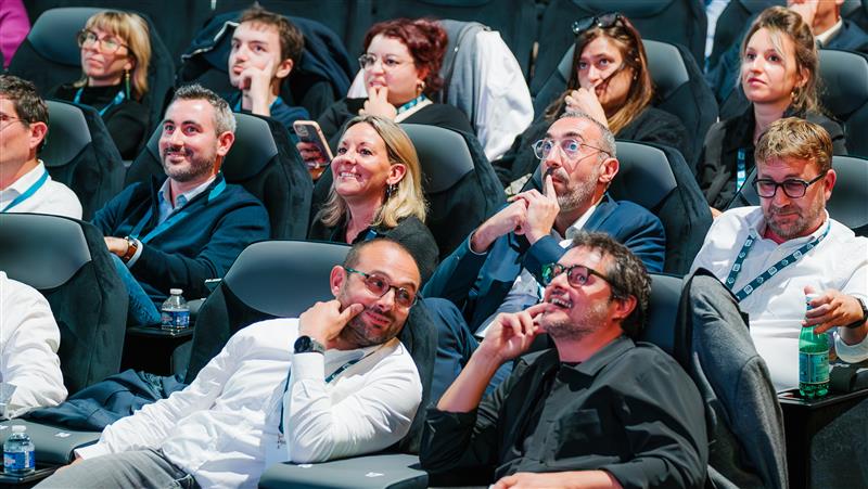 Public attentif lors d’une plénière dans une salle de cinéma CGR