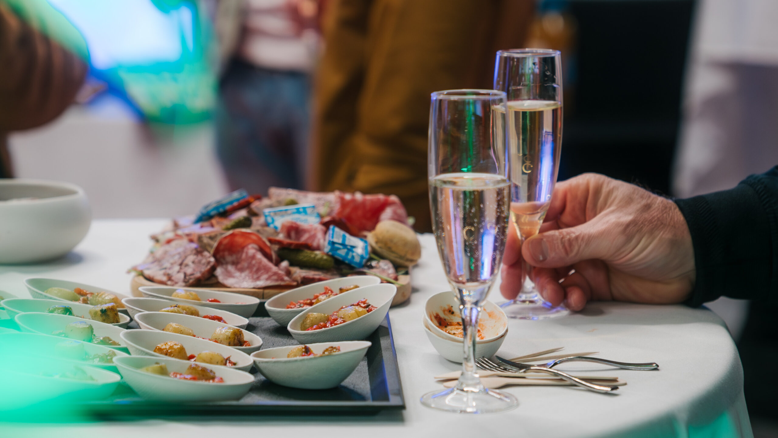 Buffet apéritif avec verrines et coupes de champagne lors d’un événement CGR