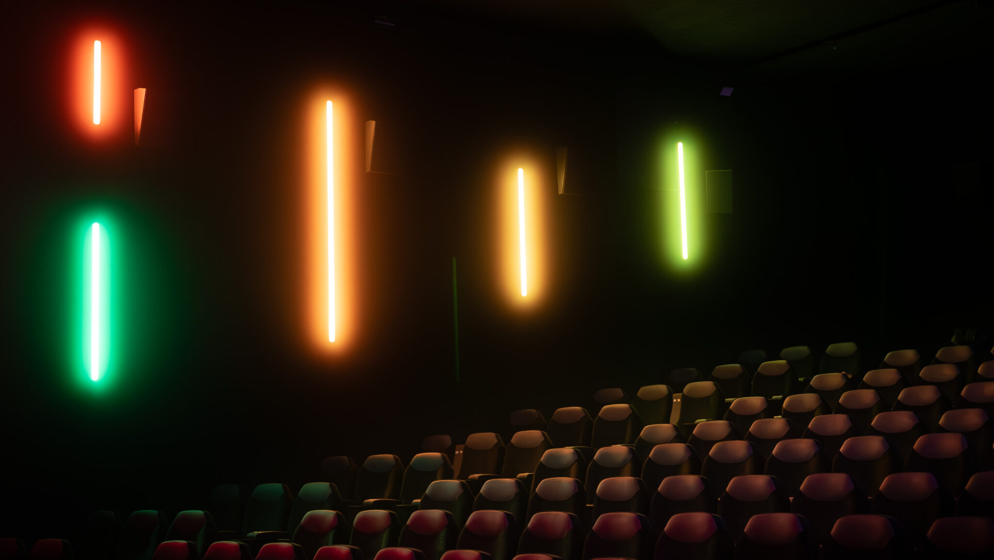 Salle CGR vide avec éclairage mural LED multicolore vert, orange et rouge