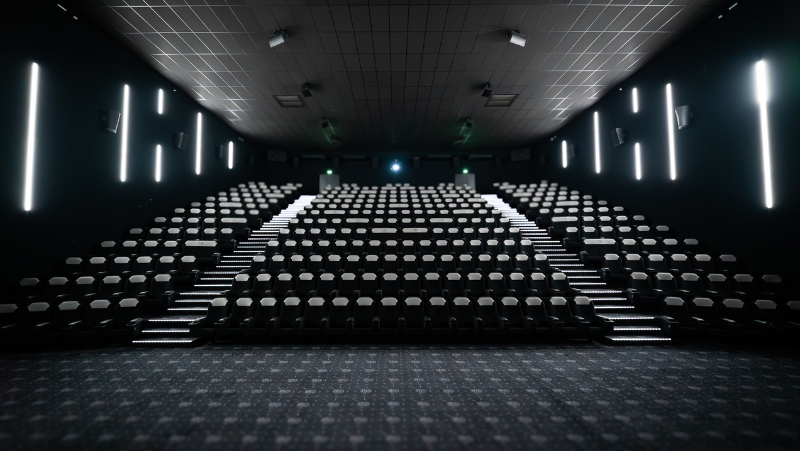 Salle de cinéma CGR vide avec éclairage LED blanc et sièges en gradin