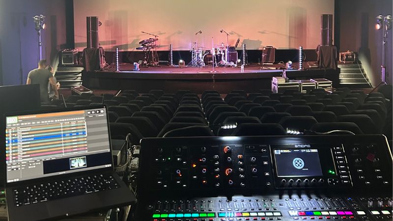 Préparatifs techniques d’un concert dans une salle CGR avec régie son et scène équipée