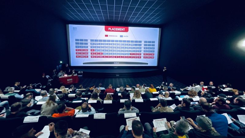 Réunion BNI dans une salle de cinéma CGR avec présentation projetée à l’écran