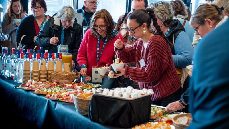 Participants autour d’un buffet lors d’un événement organisé par CGR