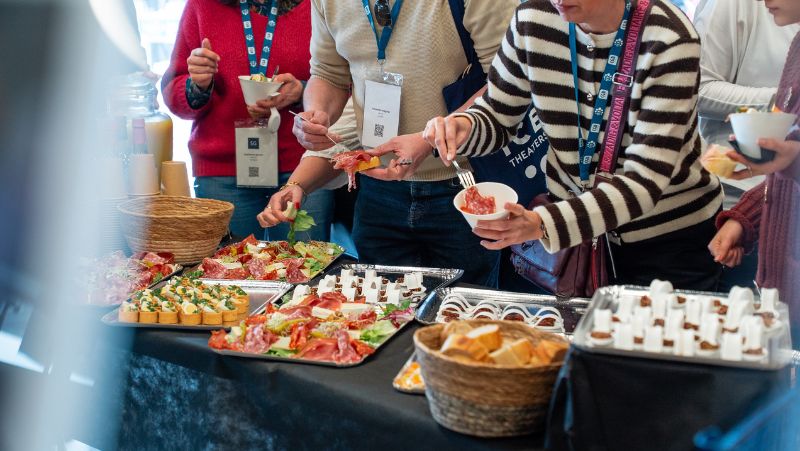 Participants se servant lors d’un buffet apéritif pendant un événement CGR