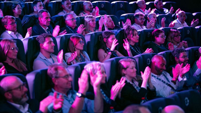 Applaudissements du public lors d’un événement dans une salle de cinéma CGR