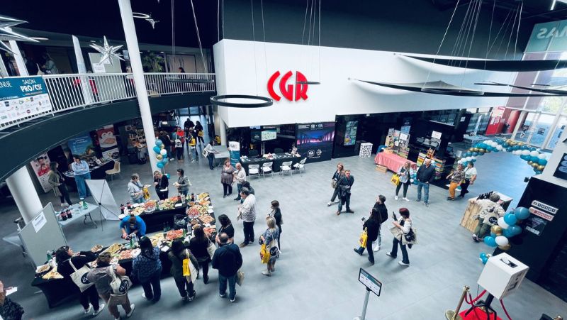 Animation et buffet dans le hall d’accueil d’un cinéma CGR lors d’un événement