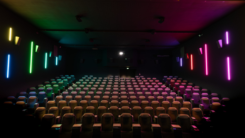 Salle de cinéma CGR vide avec éclairage LED multicolore et fauteuils haut de gamme