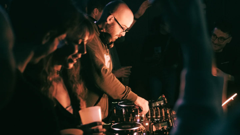 DJ en live set dans une salle CGR lors d’une soirée électro avec public en immersion