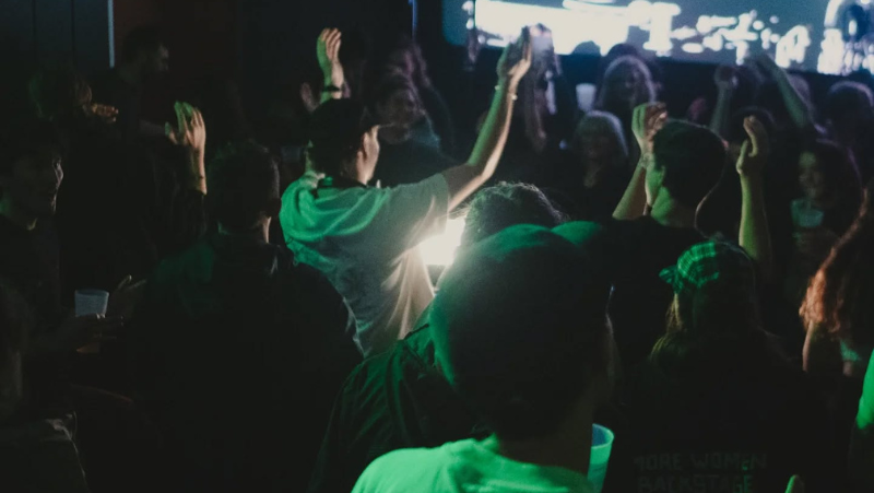 Public dansant lors d’une soirée électro immersive organisée dans une salle de cinéma CGR