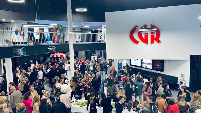 Foule rassemblée dans le hall d’un cinéma CGR à l’occasion d’un événement festif