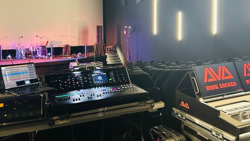 Régie technique et scène préparée pour un concert live dans une salle CGR